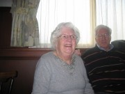 Riekje Loonen-Kamp (*) met op de achtergrond Piet Nagtzaam